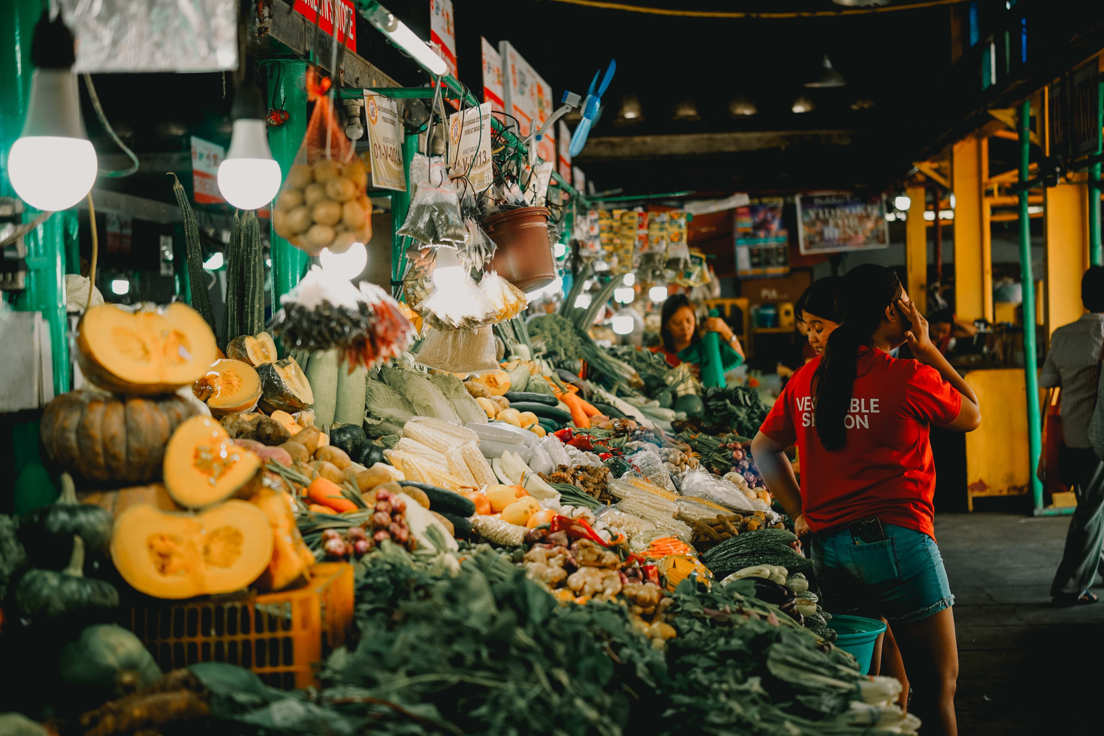 Puesto de frutas y verduras en mercado local